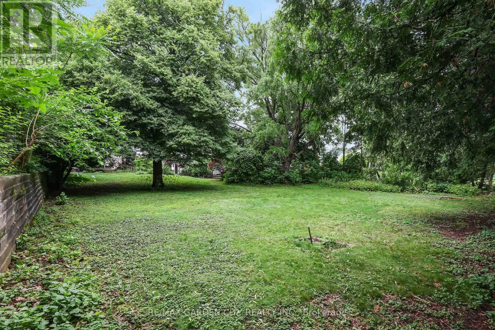 10 MAPLE AVENUE
