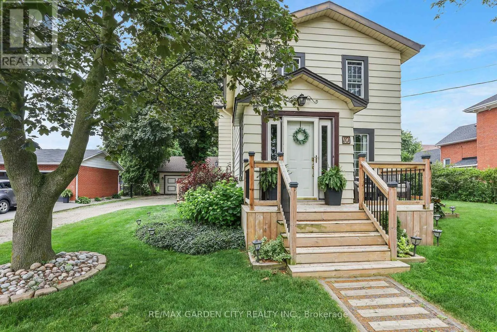 10 MAPLE AVENUE