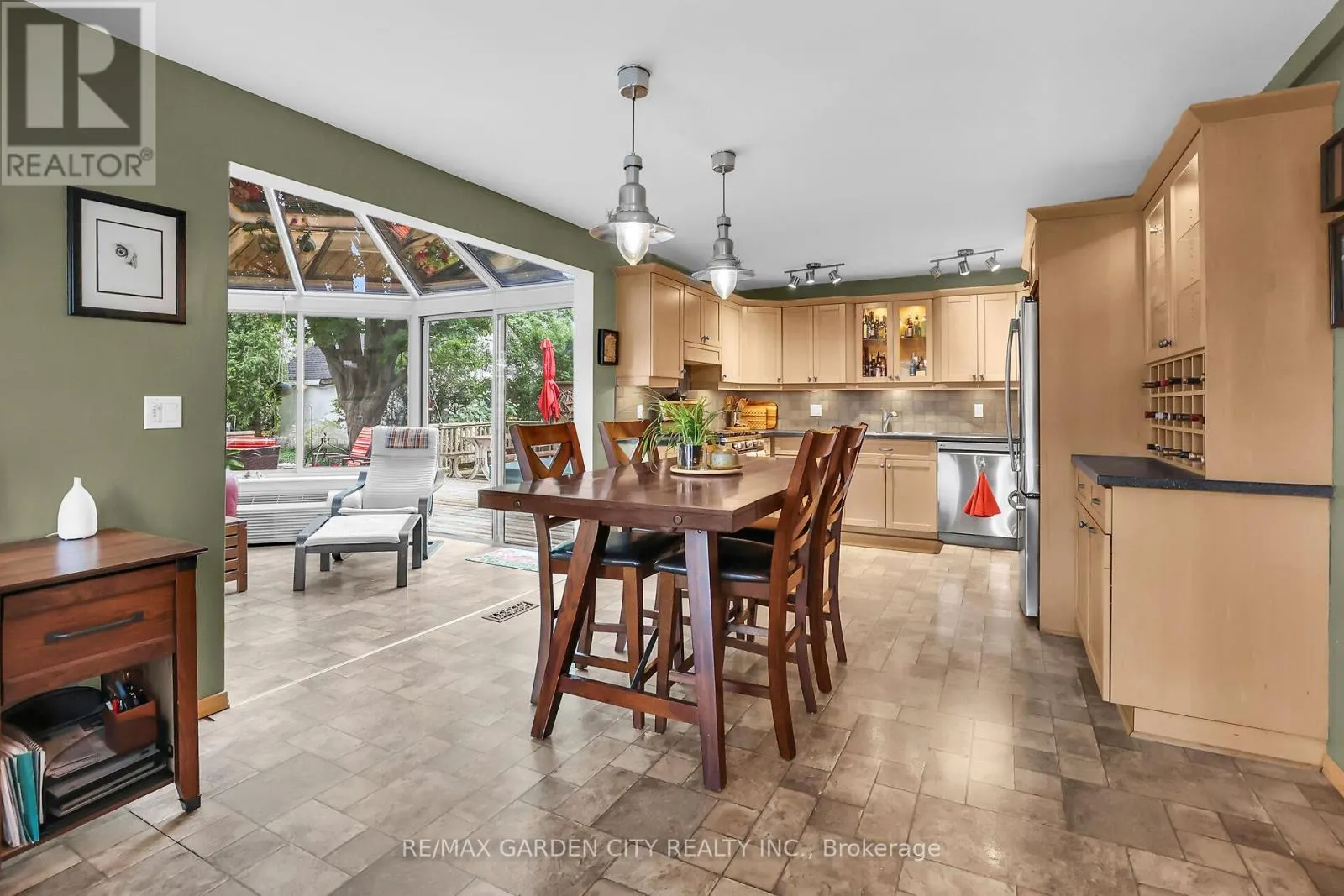10 MAPLE AVENUE
