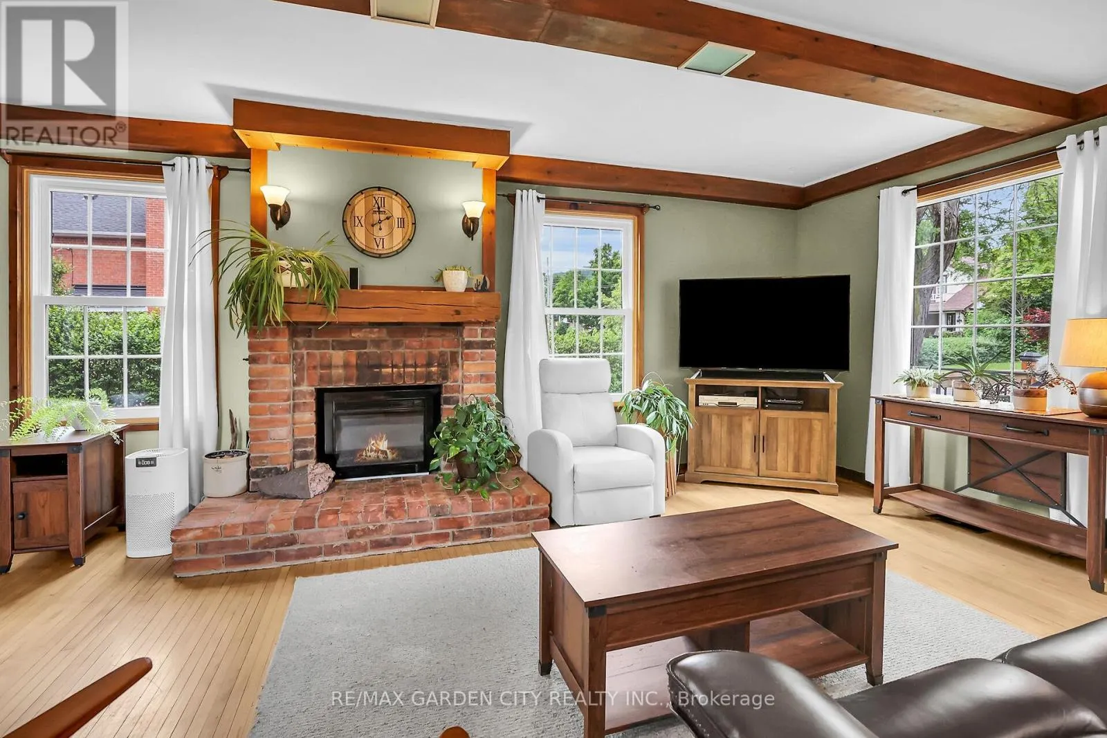 10 MAPLE AVENUE