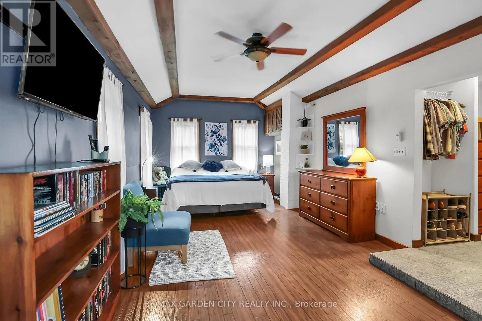 10 MAPLE AVENUE