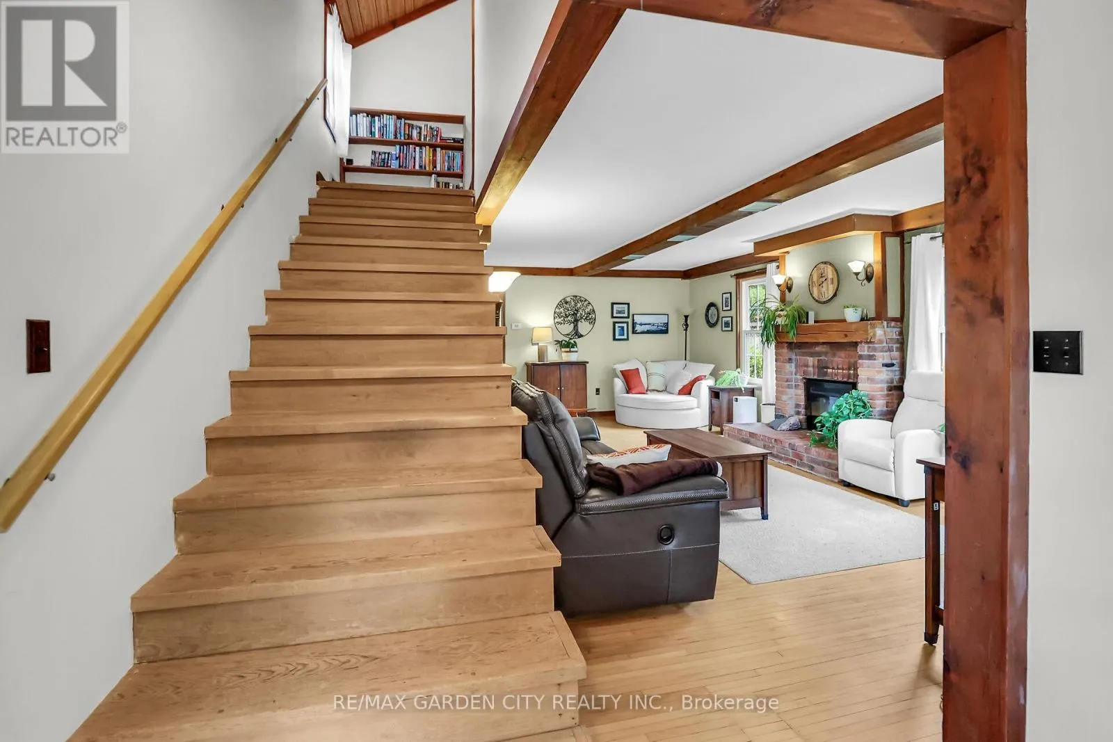 10 MAPLE AVENUE
