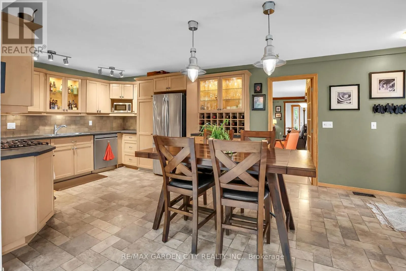10 MAPLE AVENUE
