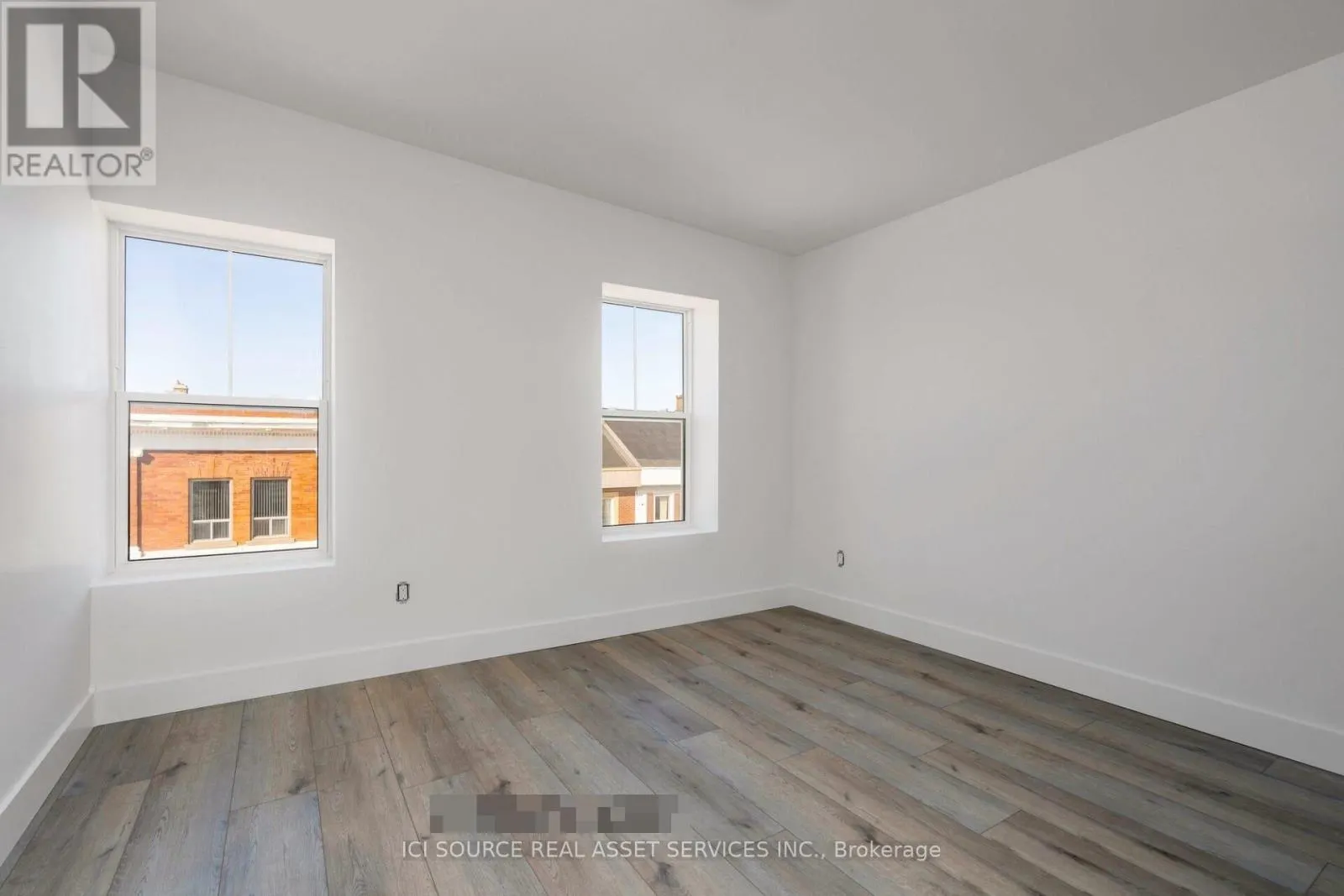 301 - 10 TROWBRIDGE STREET E