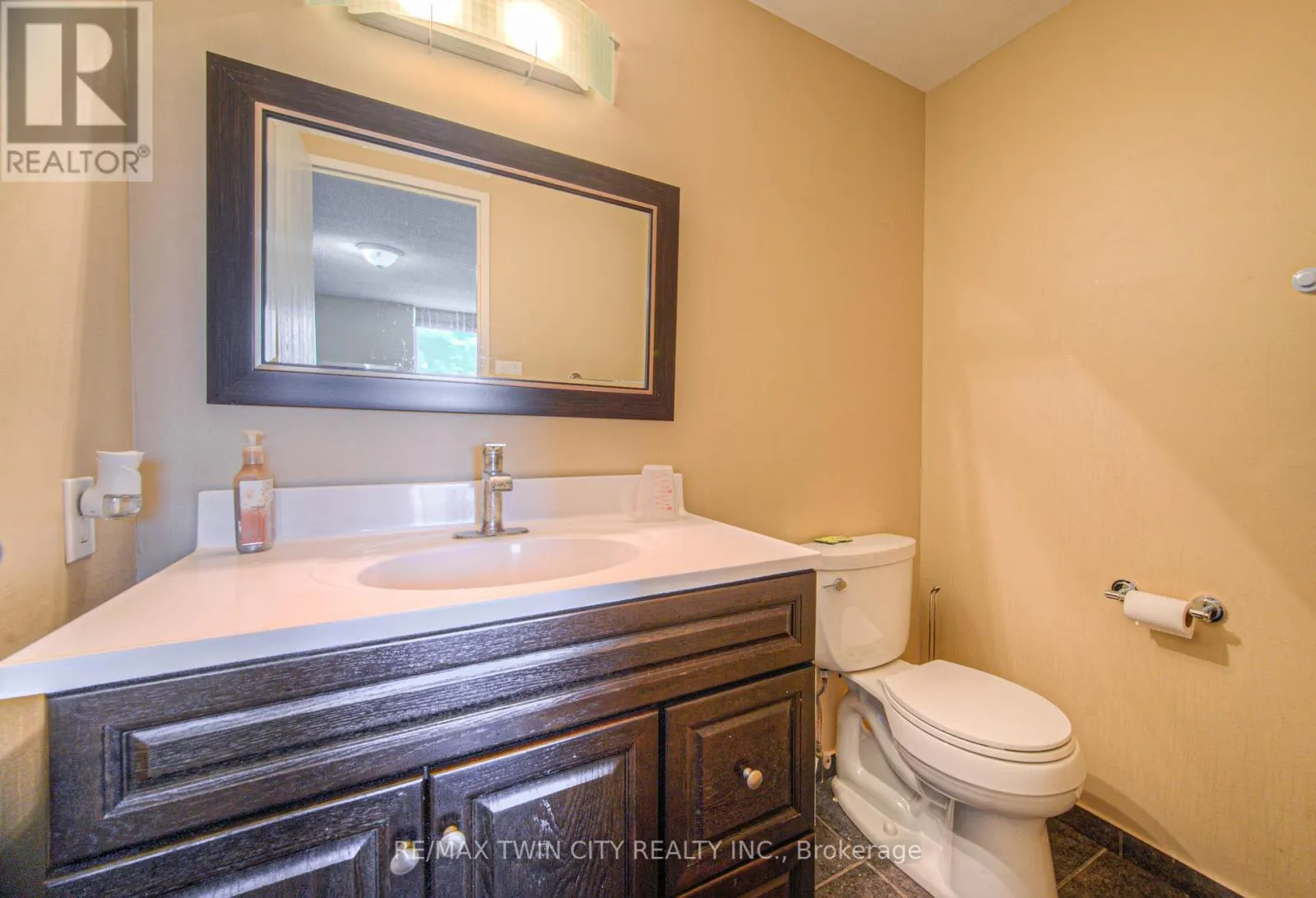 1412 - 35 GREEN VALLEY DRIVE W