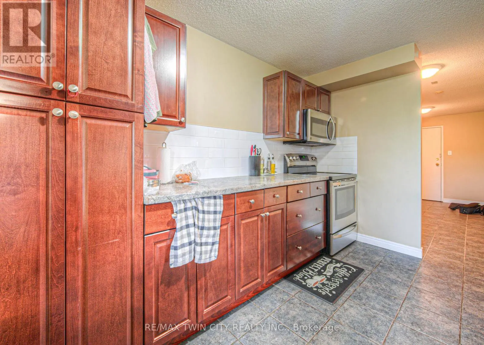 1412 - 35 GREEN VALLEY DRIVE W