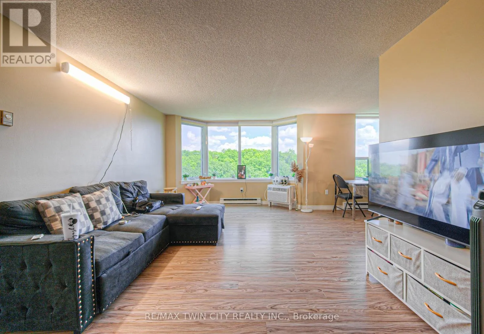 1412 - 35 GREEN VALLEY DRIVE W