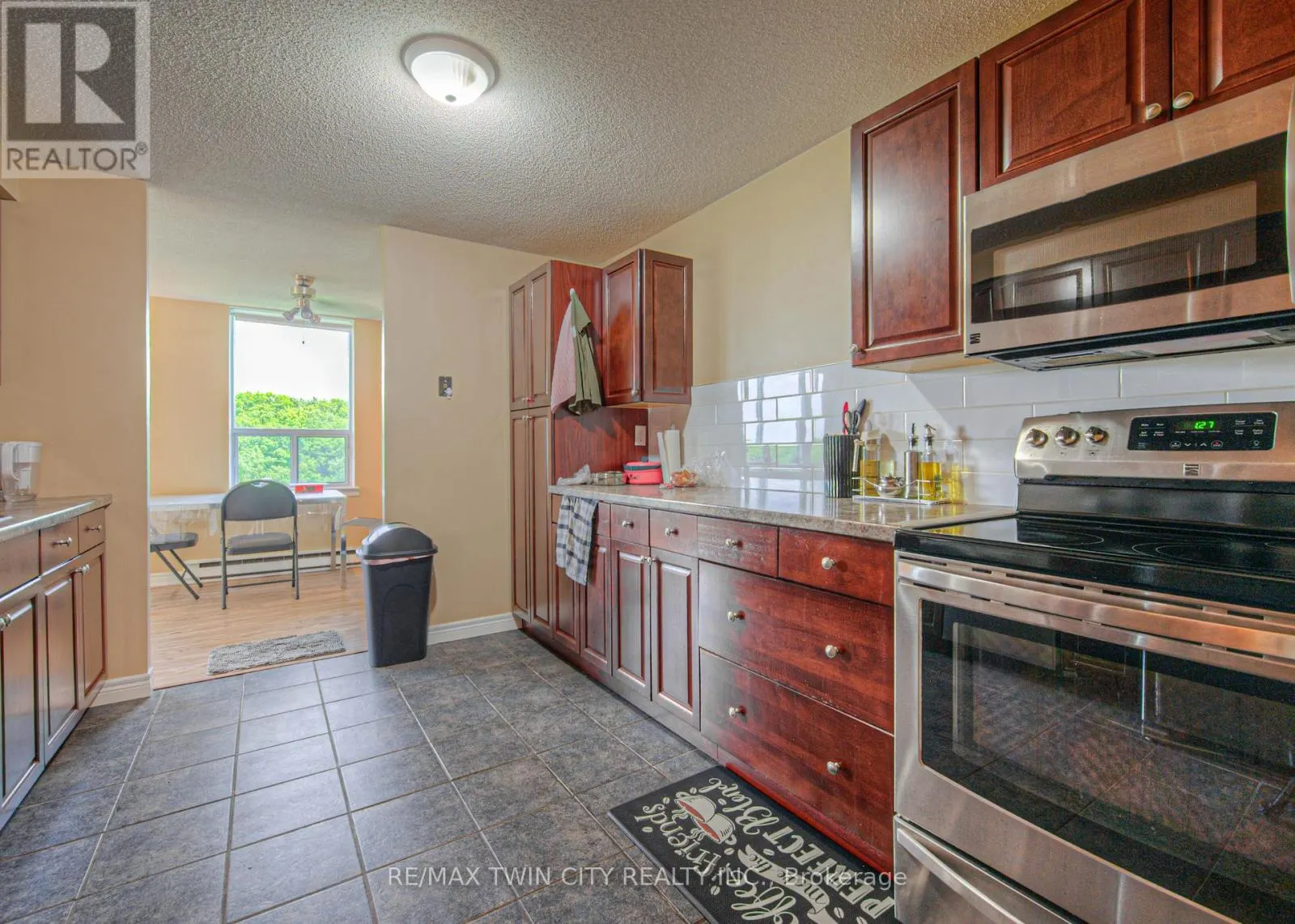 1412 - 35 GREEN VALLEY DRIVE W