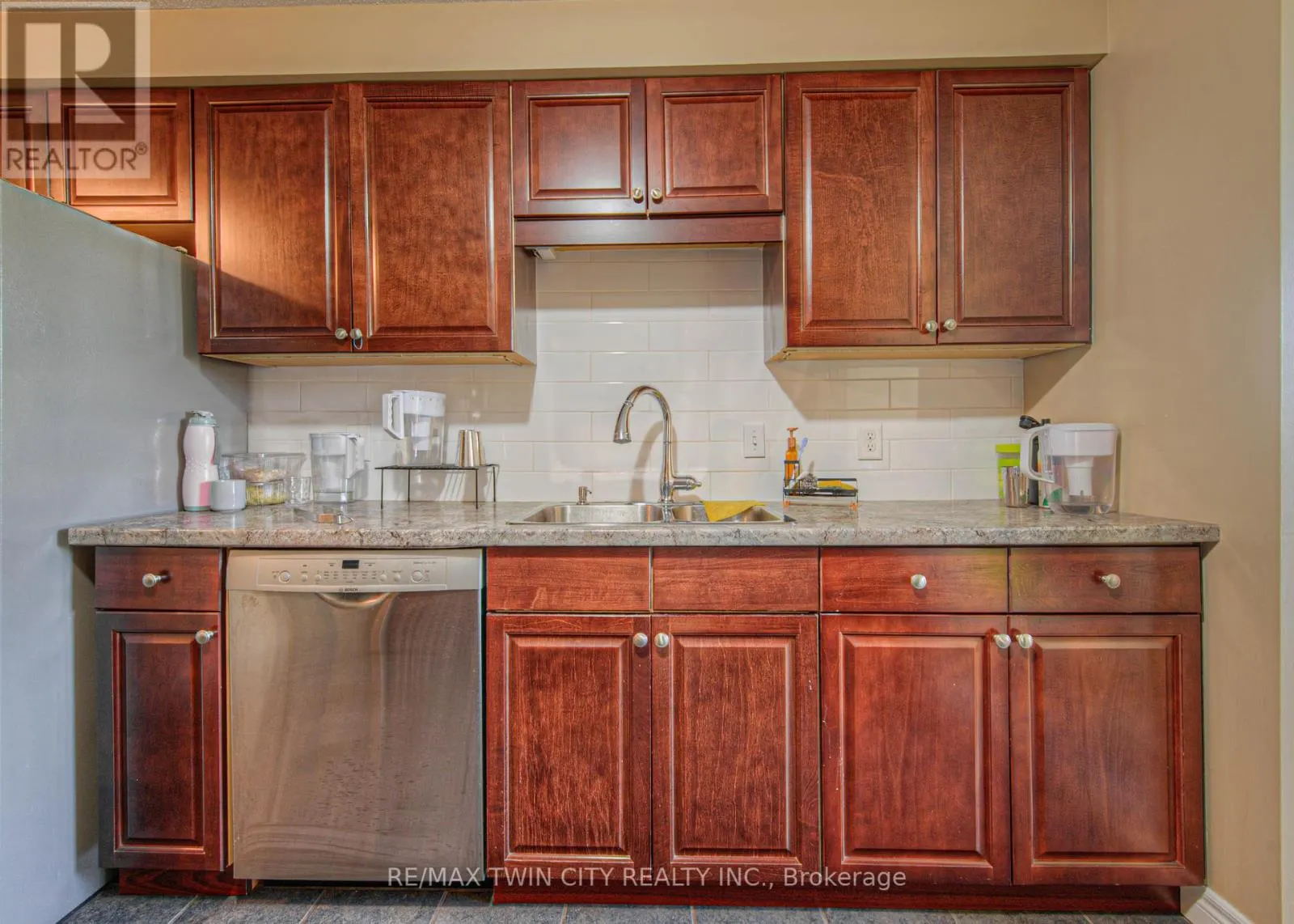 1412 - 35 GREEN VALLEY DRIVE W