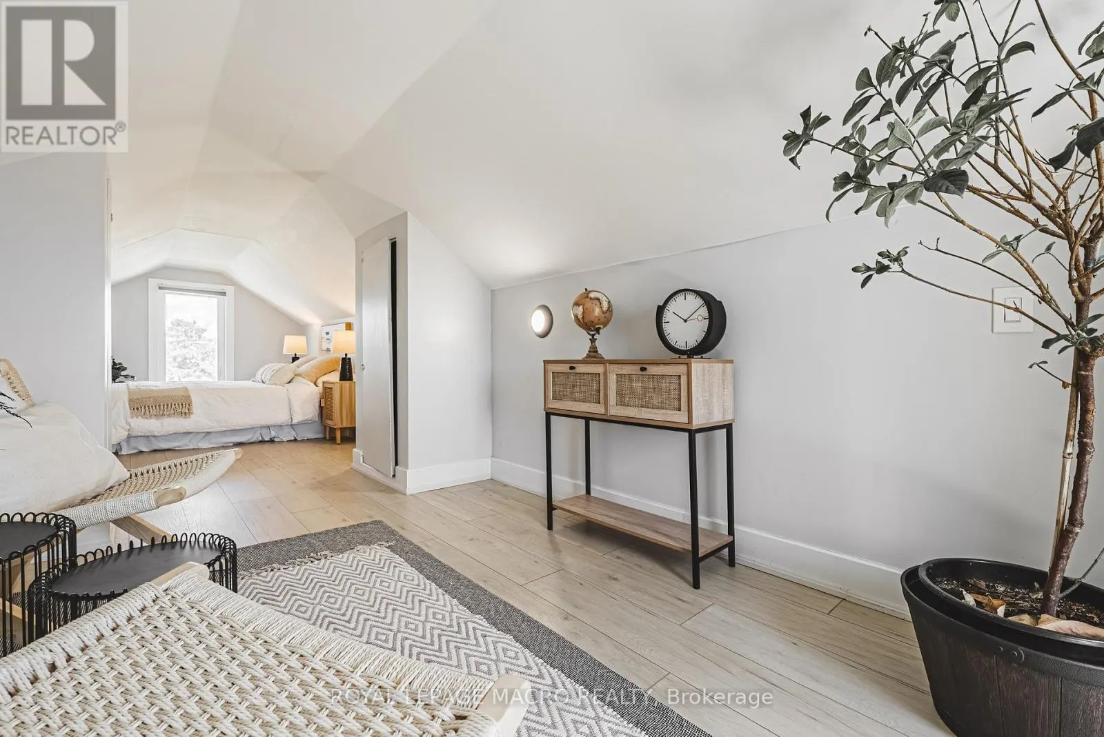 2016 BARTON STREET E