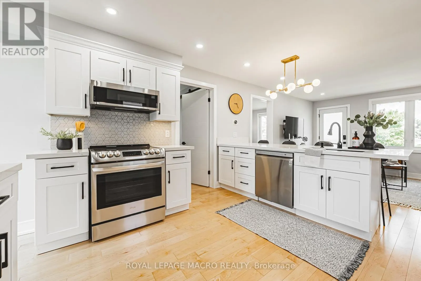 2016 BARTON STREET E