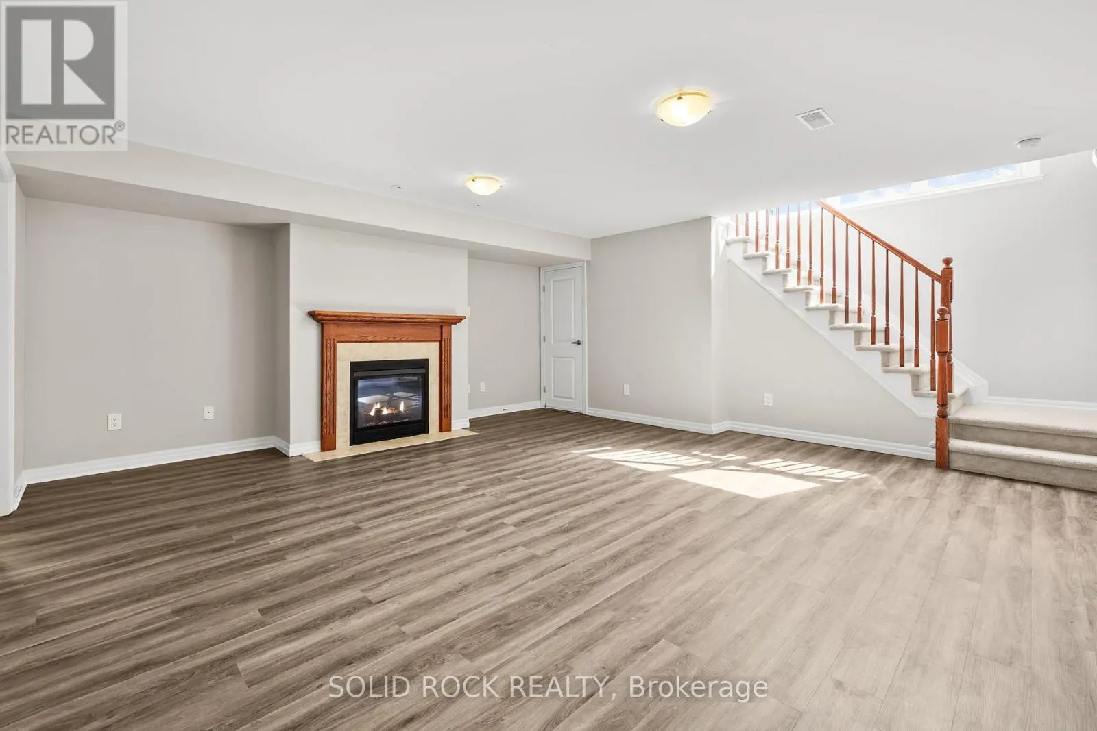 153 HAWKSHAW CRESCENT E