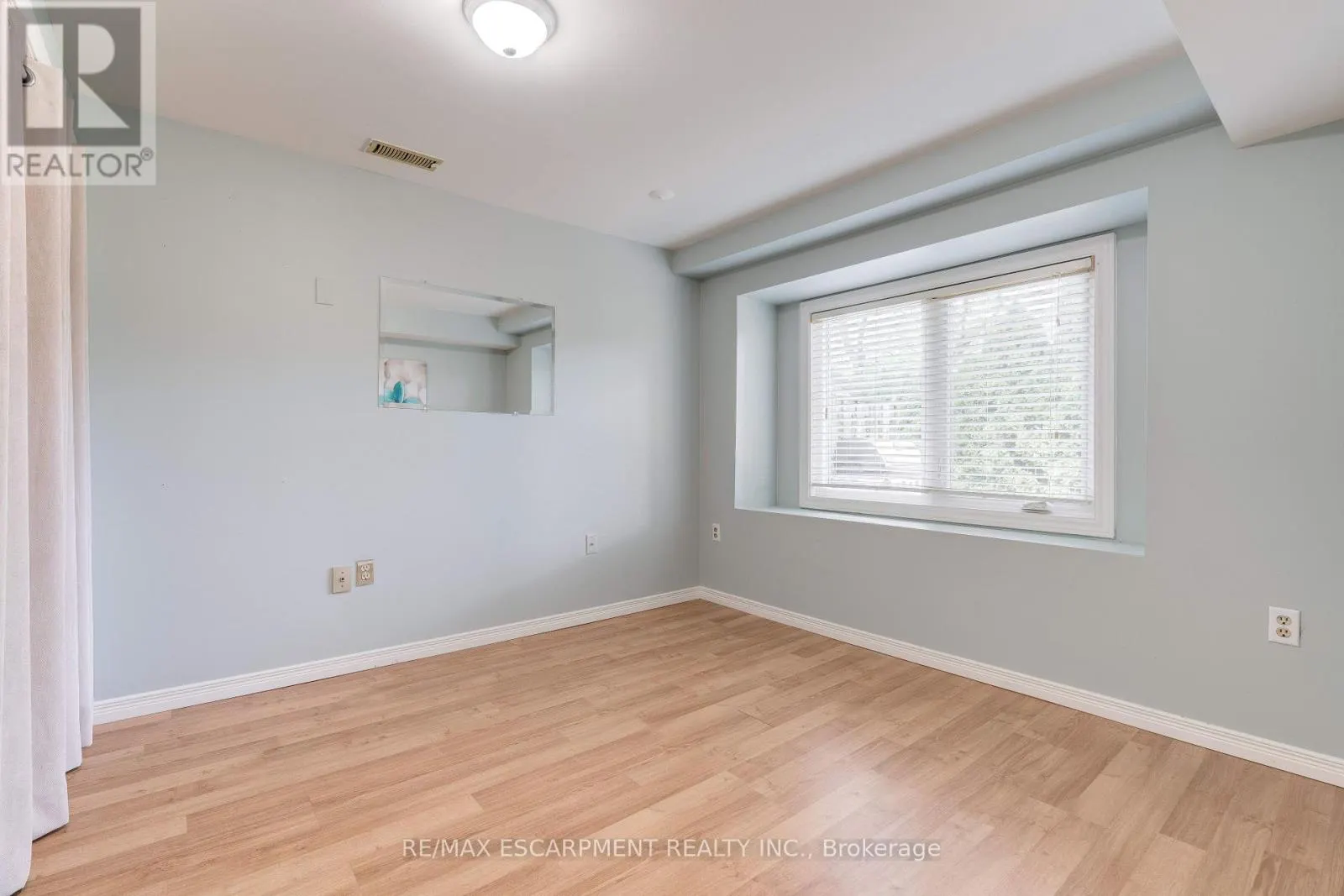10 - 2774 KING STREET E