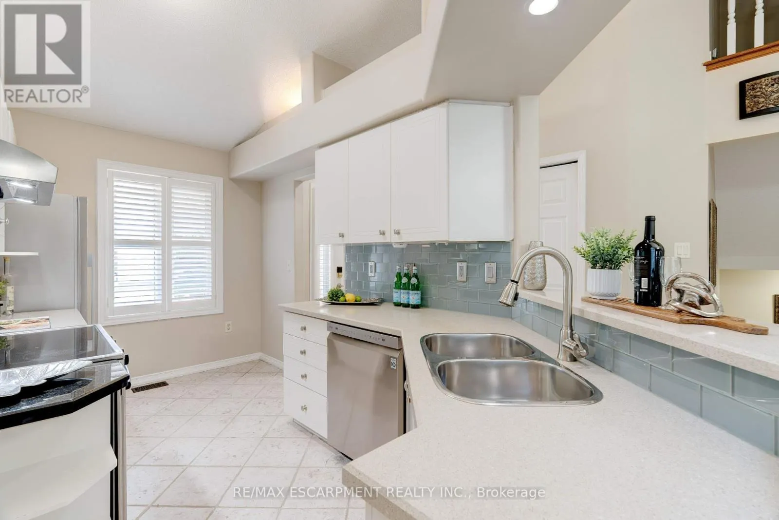 10 - 2774 KING STREET E