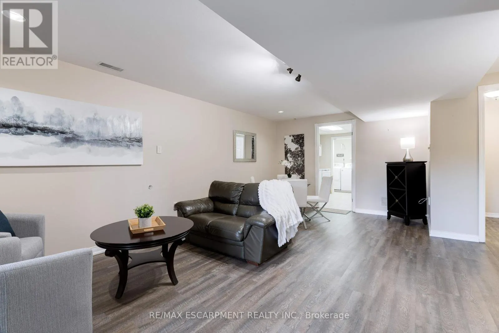 10 - 2774 KING STREET E