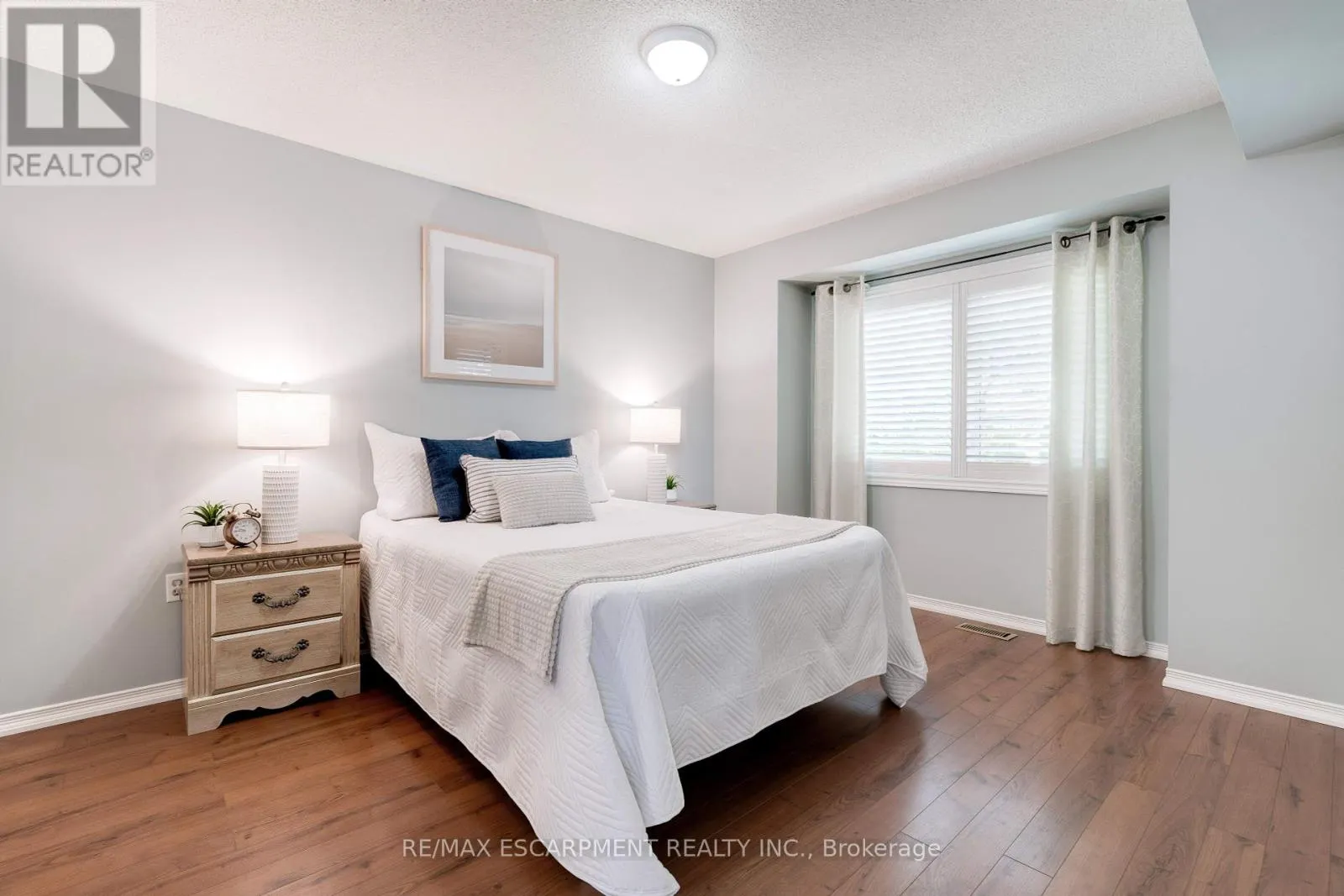 10 - 2774 KING STREET E
