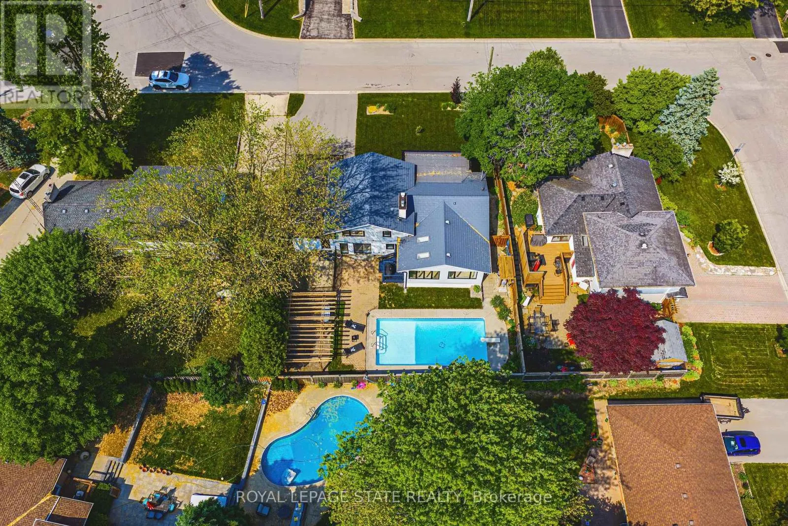 16 LYNNDALE DRIVE