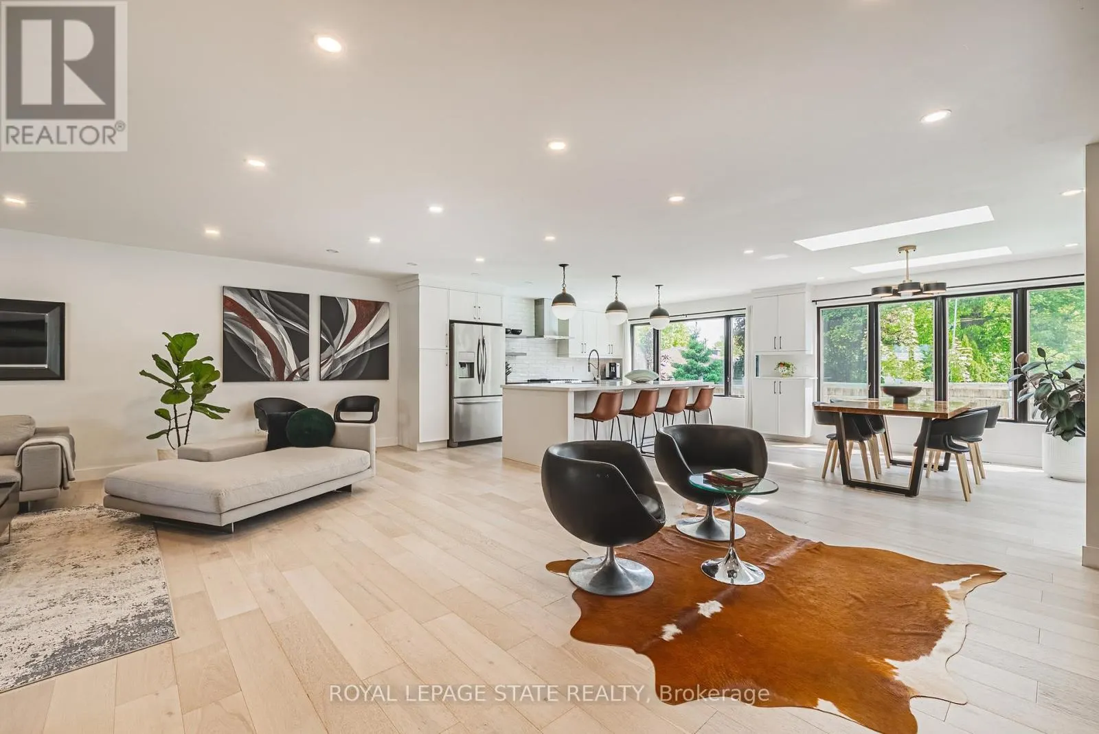 16 LYNNDALE DRIVE