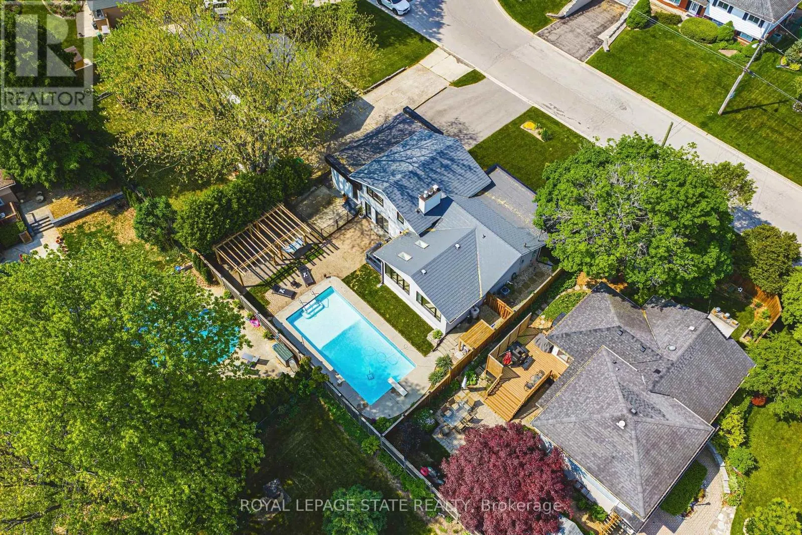 16 LYNNDALE DRIVE
