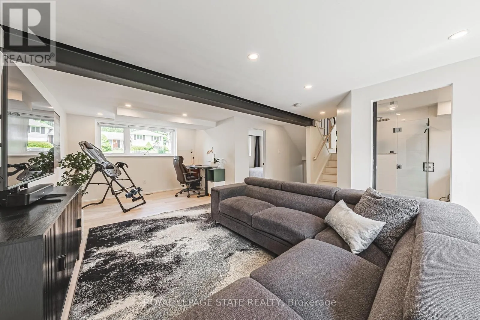 16 LYNNDALE DRIVE