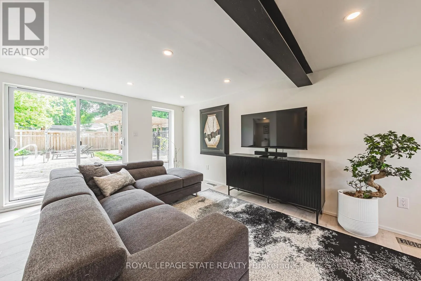 16 LYNNDALE DRIVE