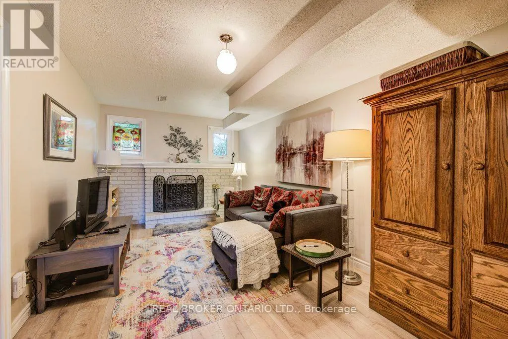 11 - 375 HOLIDAY INN DRIVE