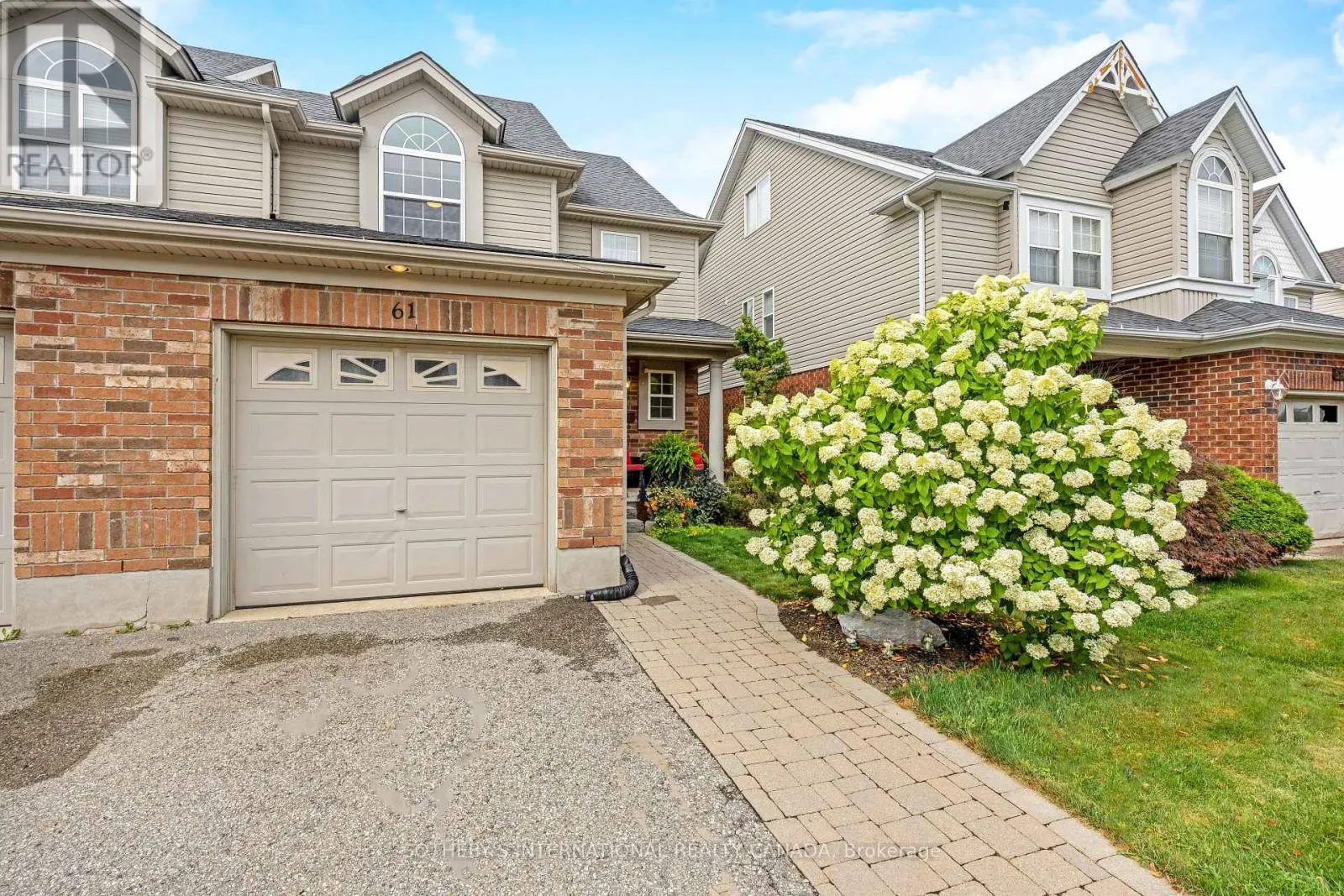 61 DARLING CRESCENT