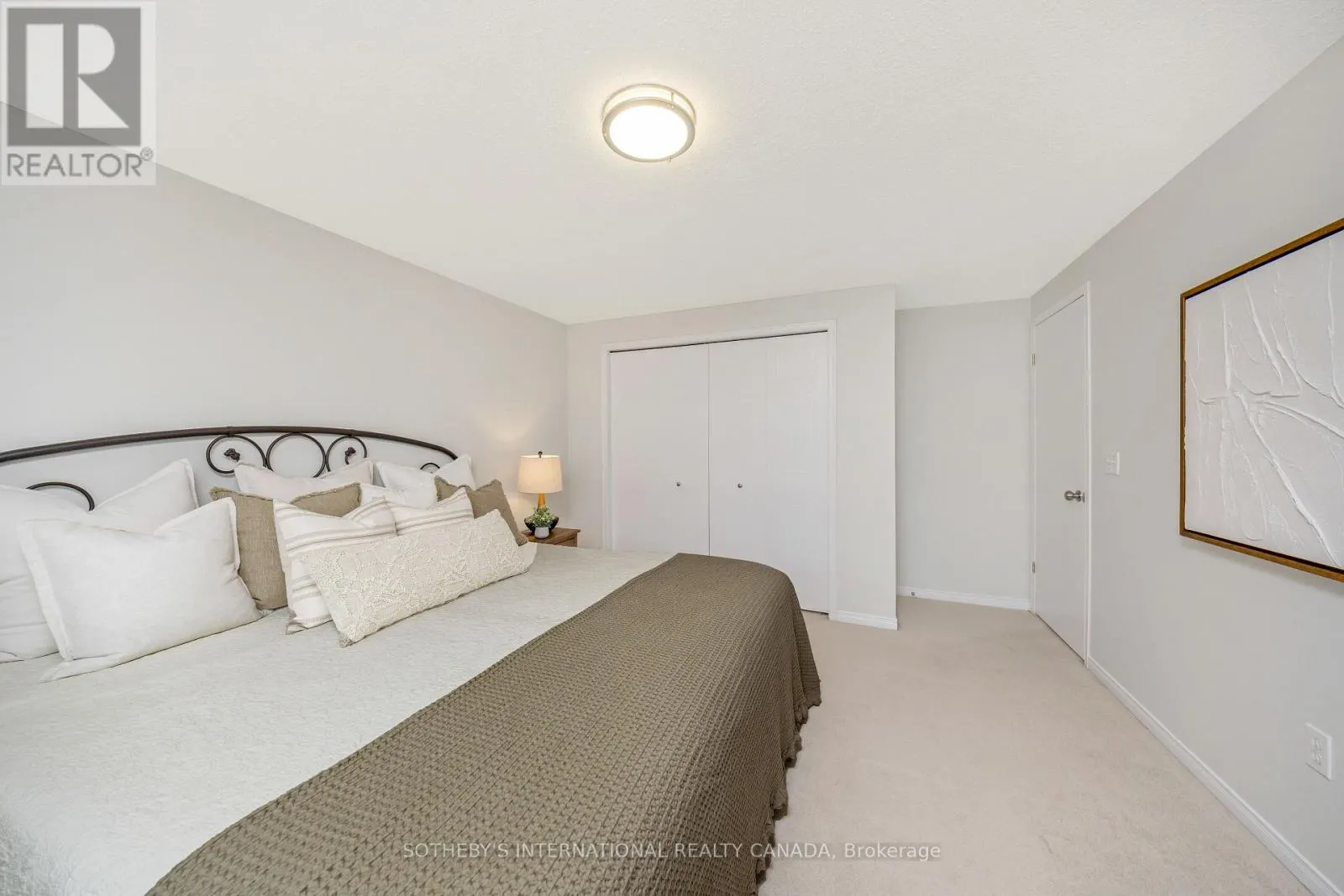 61 DARLING CRESCENT