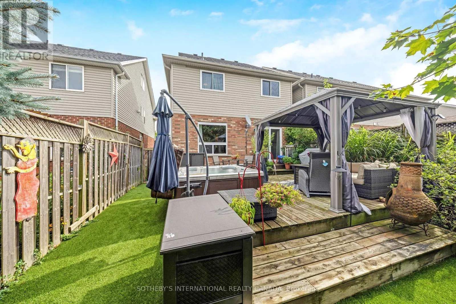 61 DARLING CRESCENT