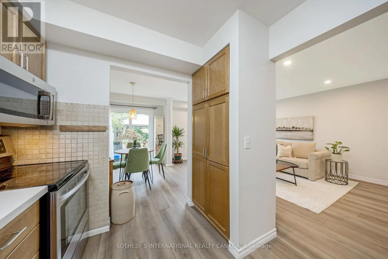 61 DARLING CRESCENT