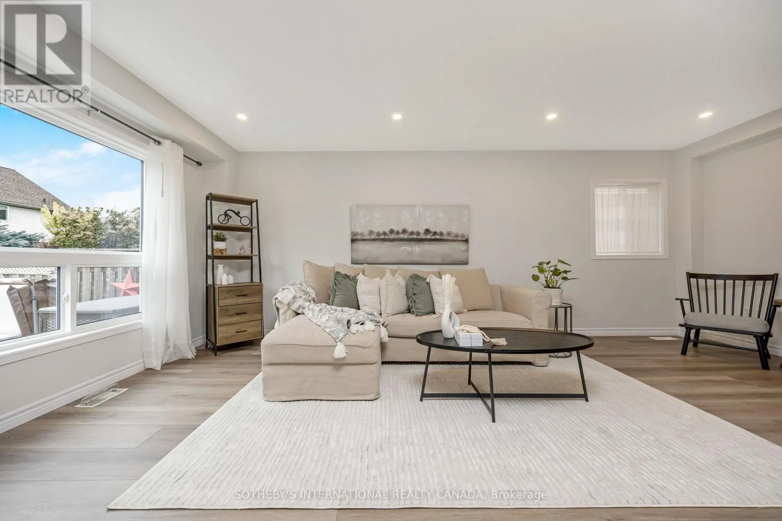 61 DARLING CRESCENT