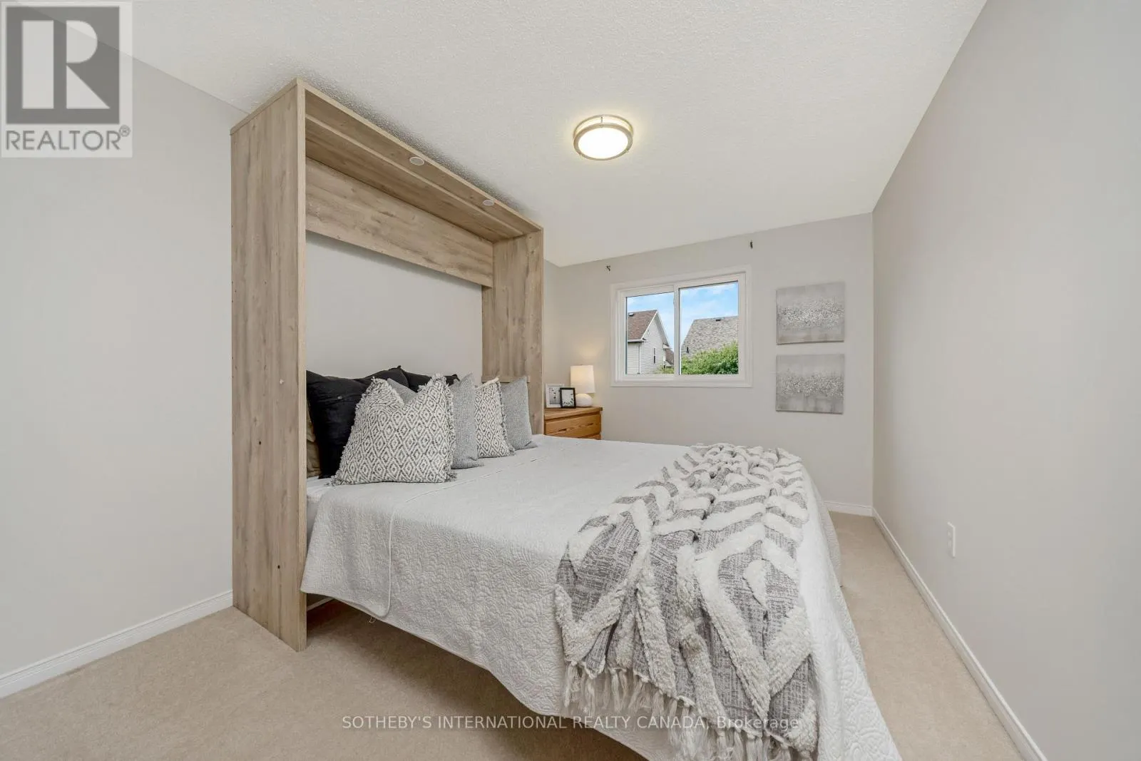 61 DARLING CRESCENT