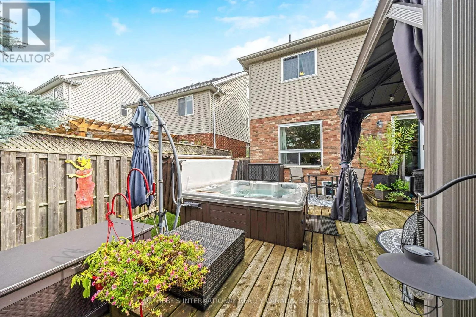 61 DARLING CRESCENT