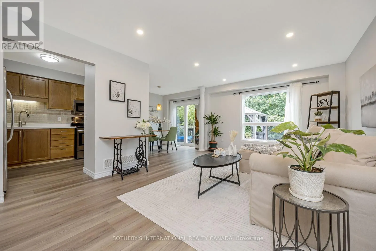 61 DARLING CRESCENT