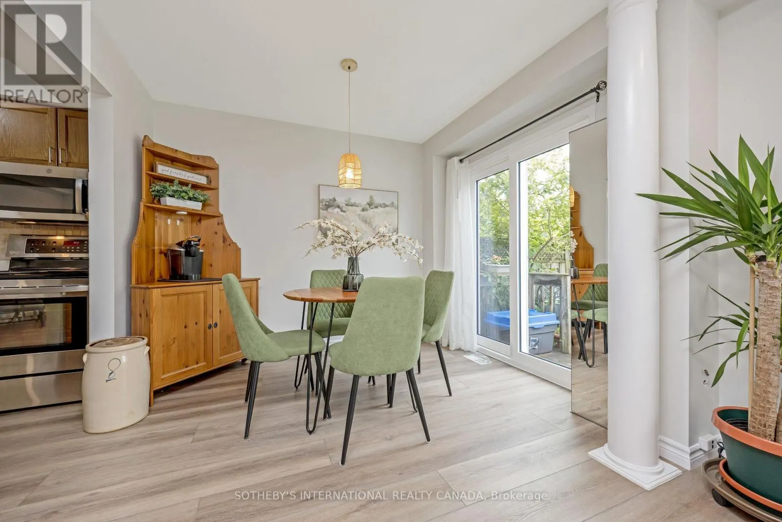 61 DARLING CRESCENT