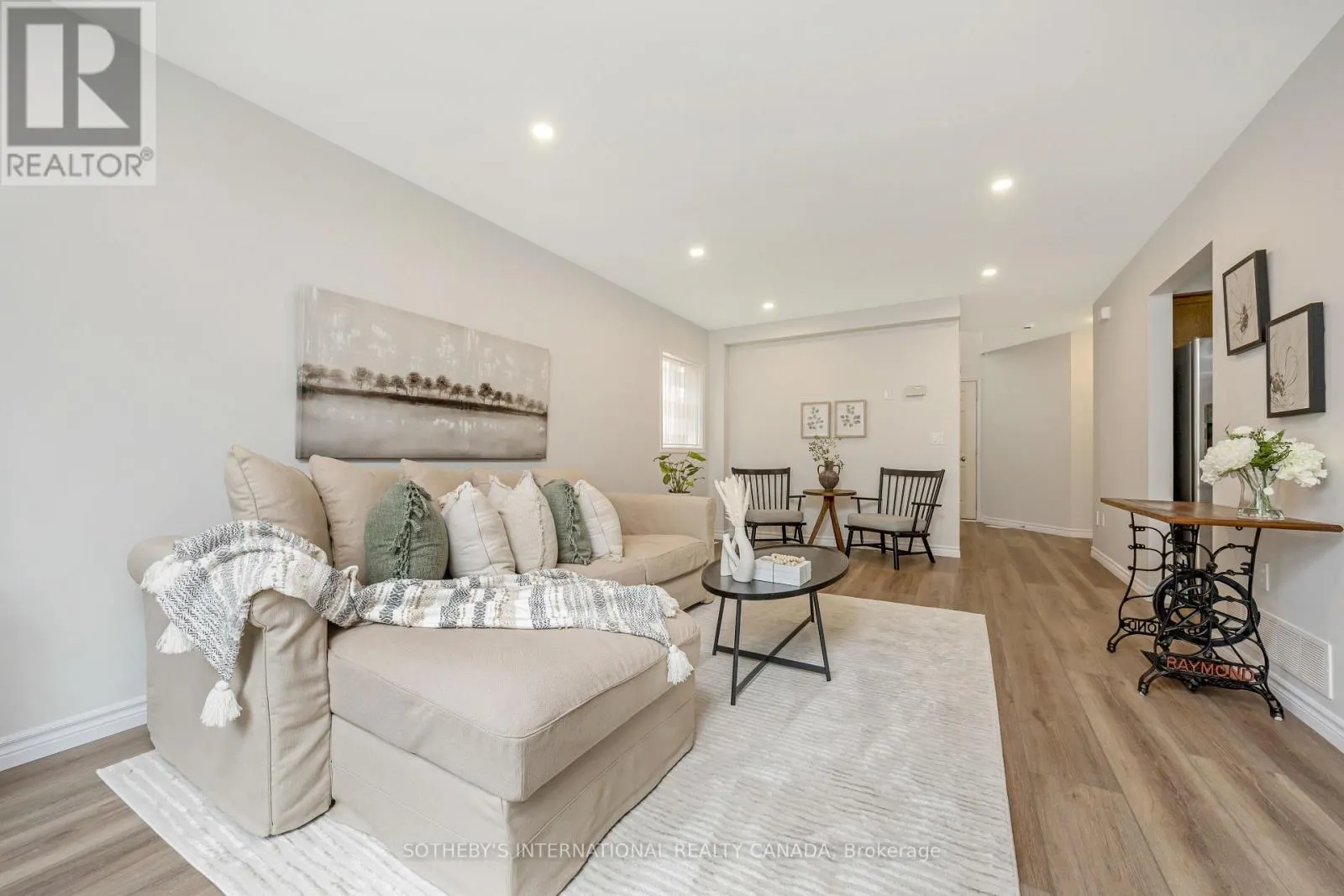 61 DARLING CRESCENT