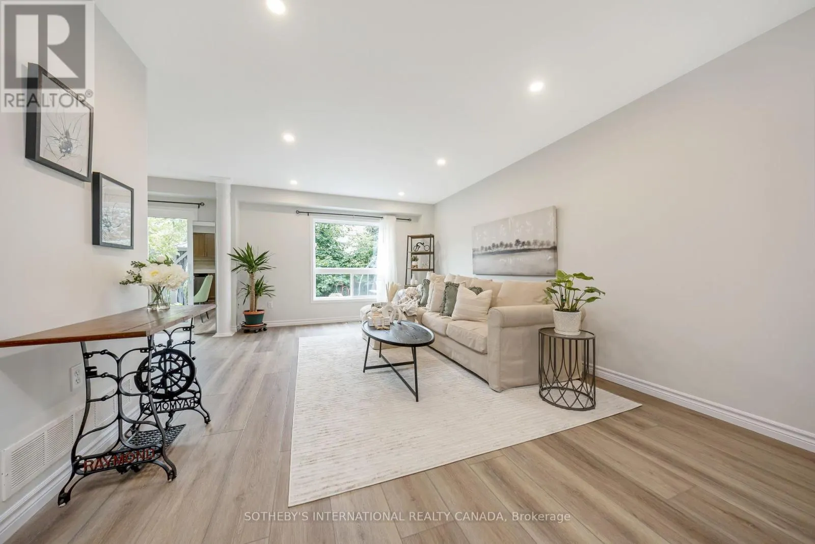 61 DARLING CRESCENT