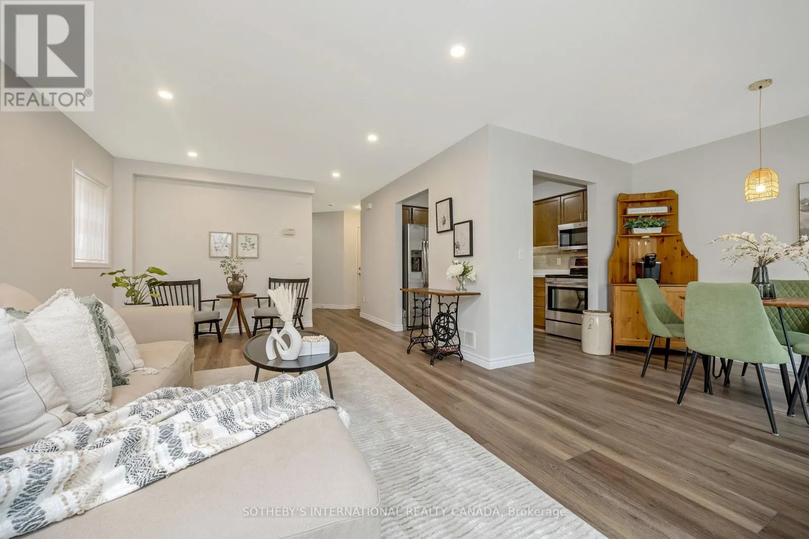 61 DARLING CRESCENT