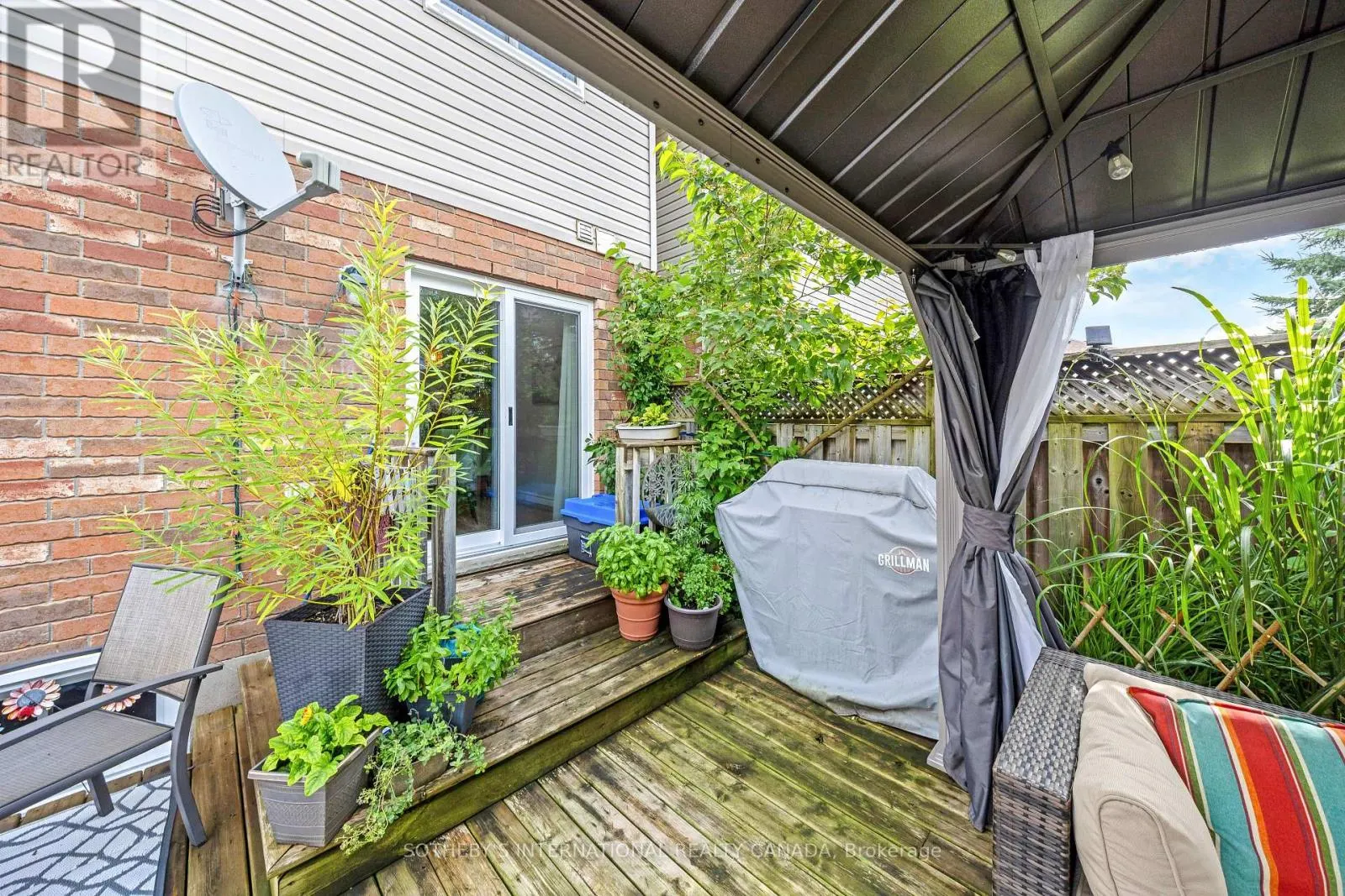 61 DARLING CRESCENT