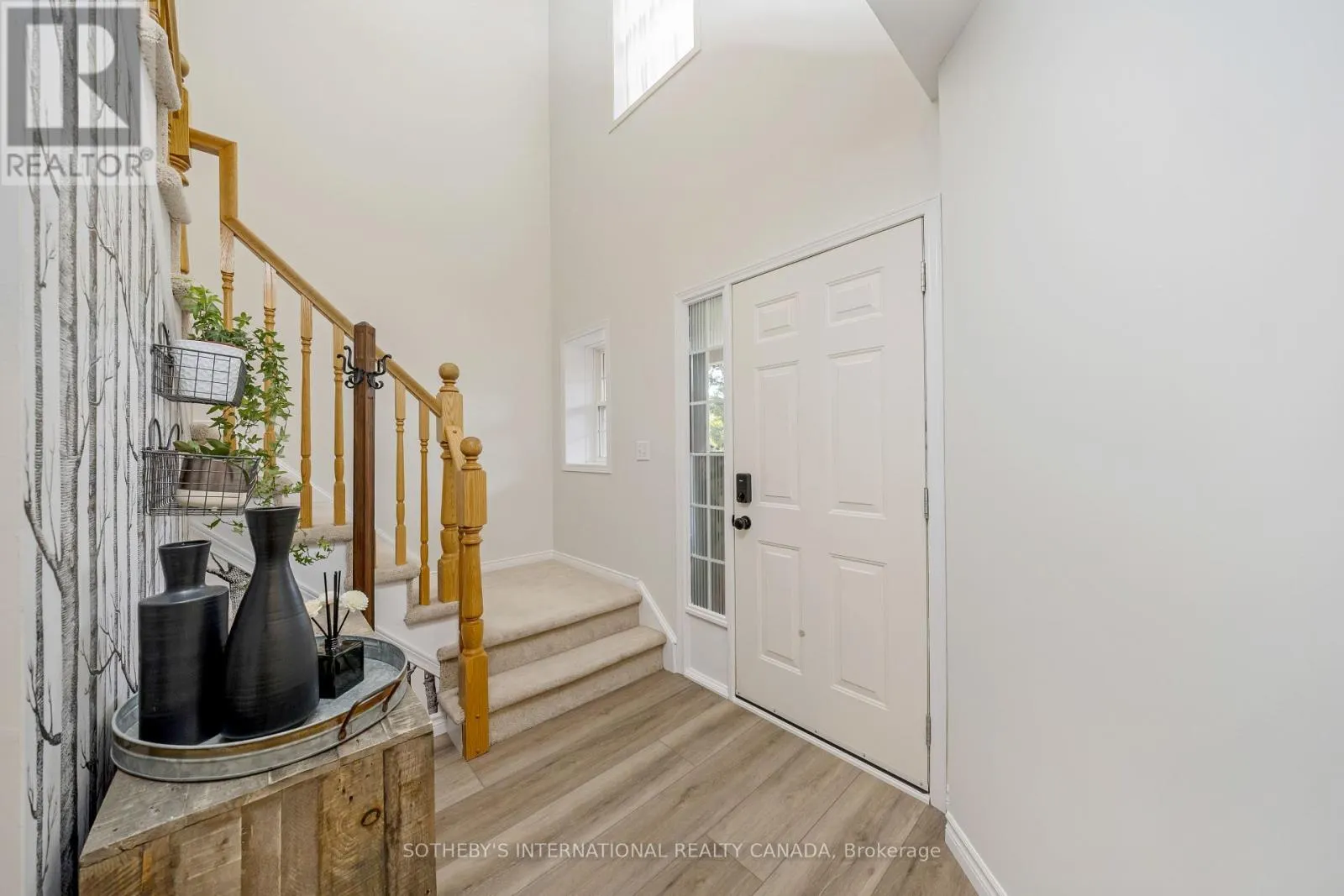 61 DARLING CRESCENT