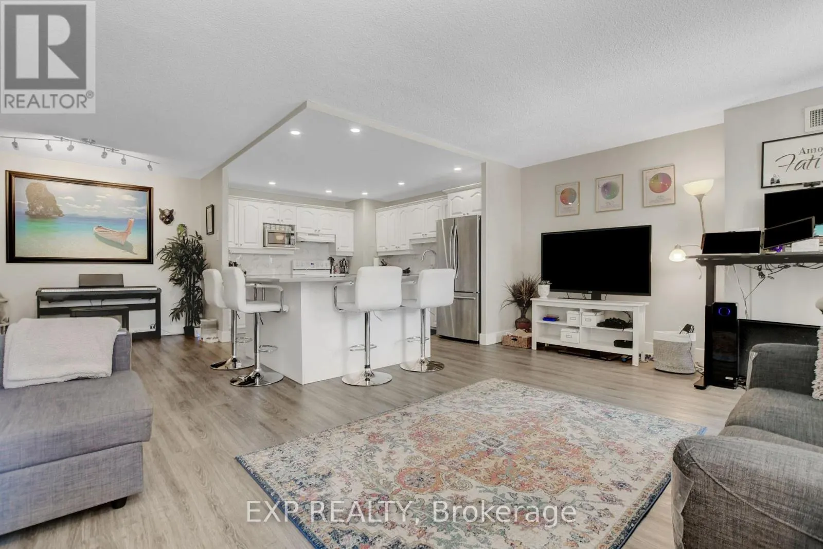 211 - 2951 RIVERSIDE DRIVE