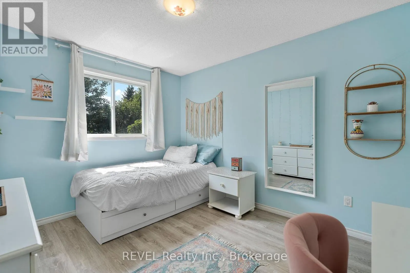 19 CRYSLER CRESCENT