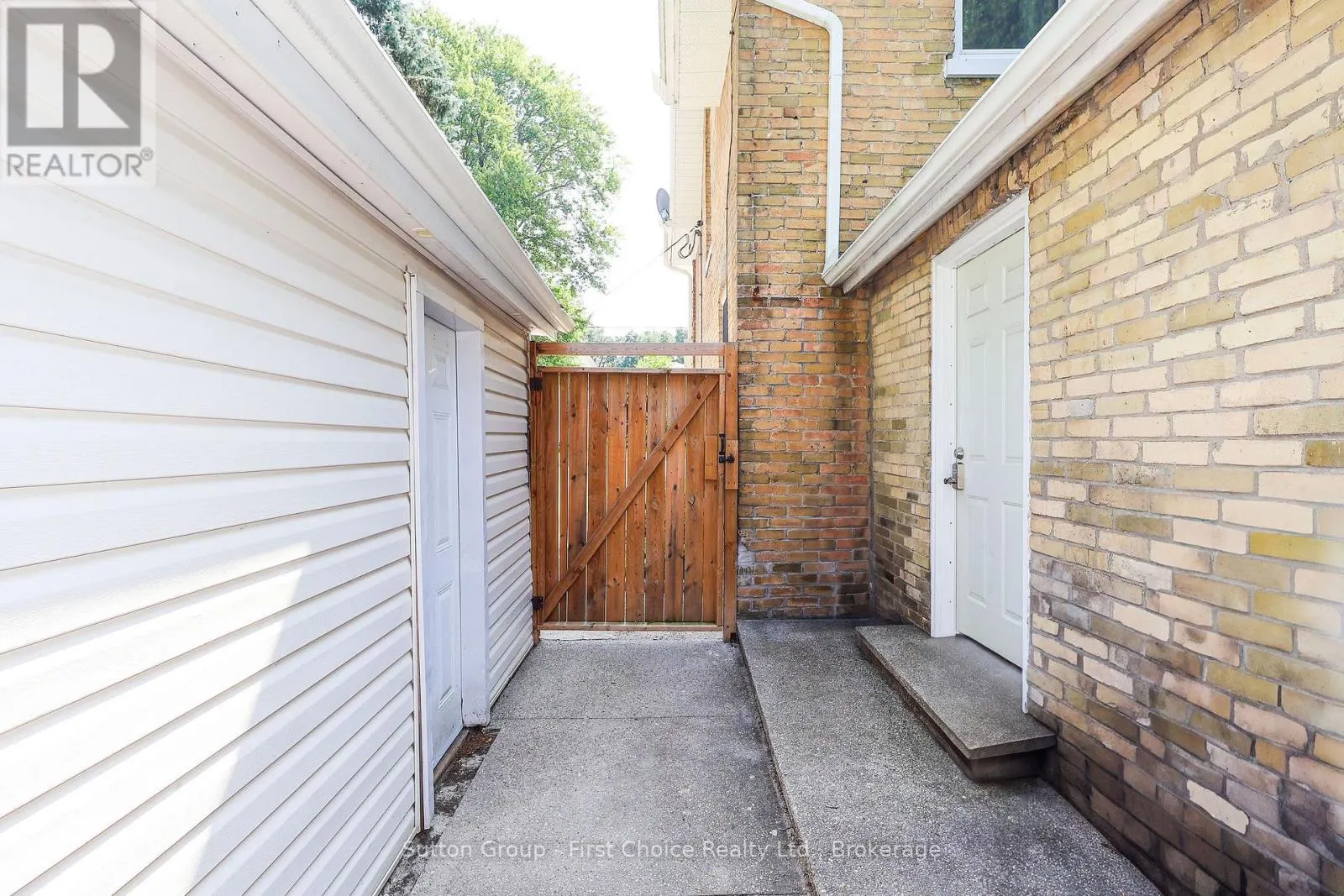 64 DUFFERIN STREET