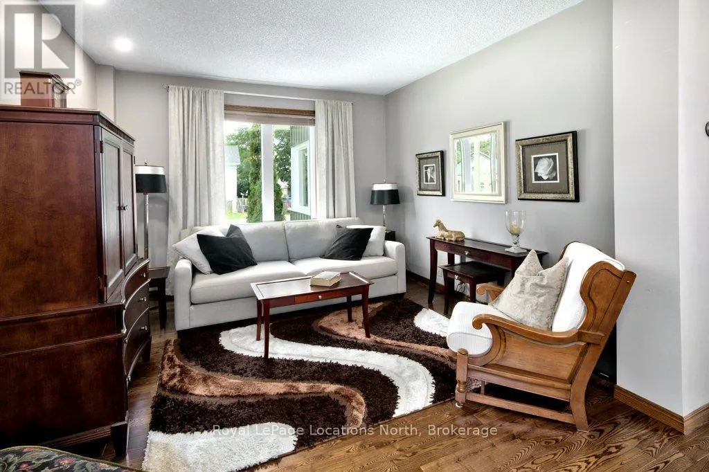 25 EDWIN STREET W