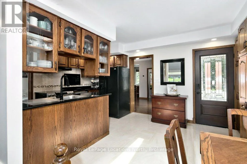 25 EDWIN STREET W