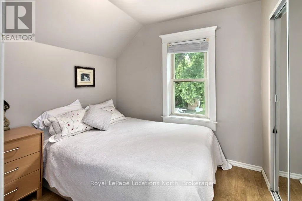 25 EDWIN STREET W