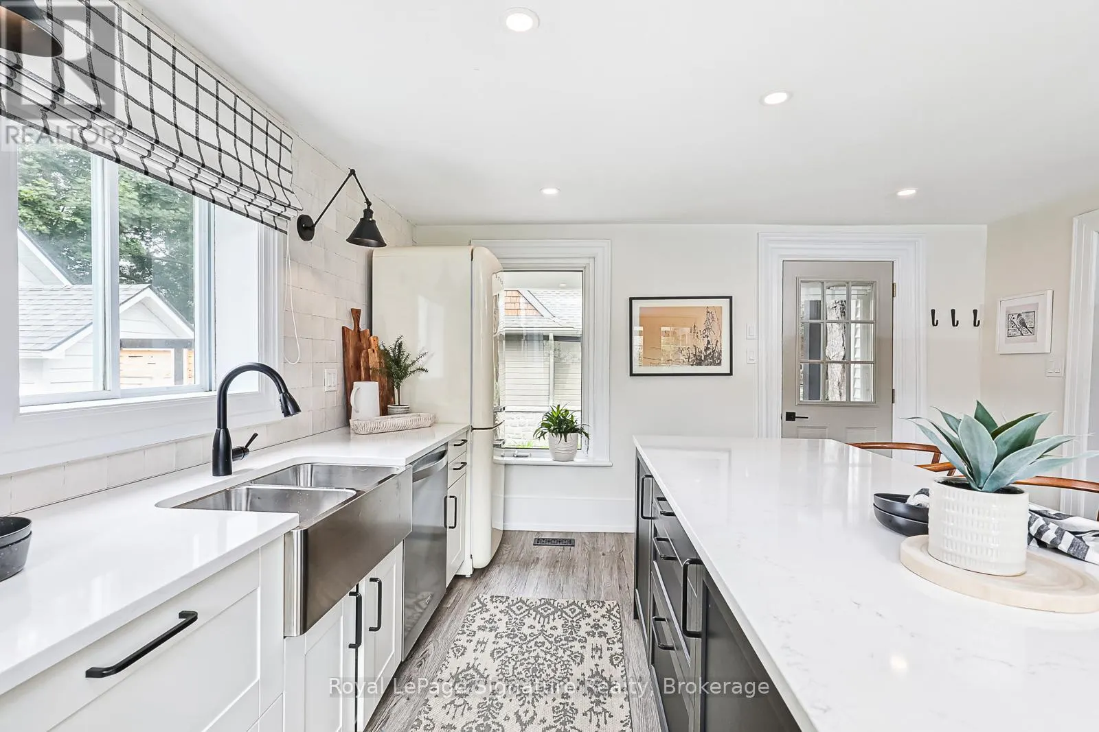 9 ALFRED STREET W