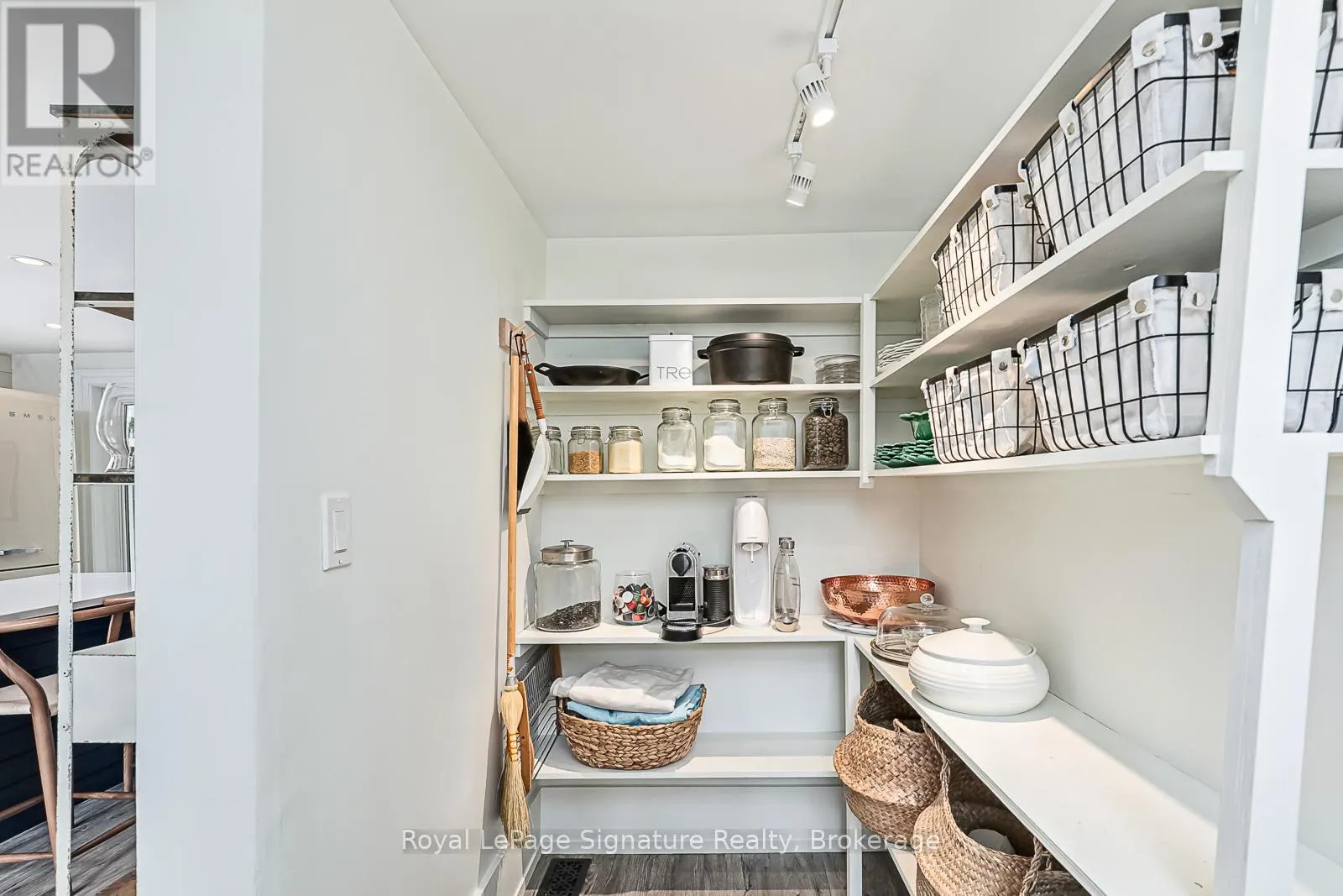 9 ALFRED STREET W