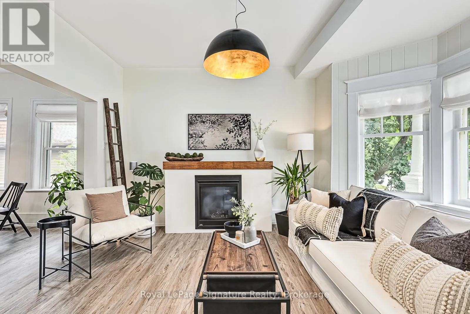 9 ALFRED STREET W