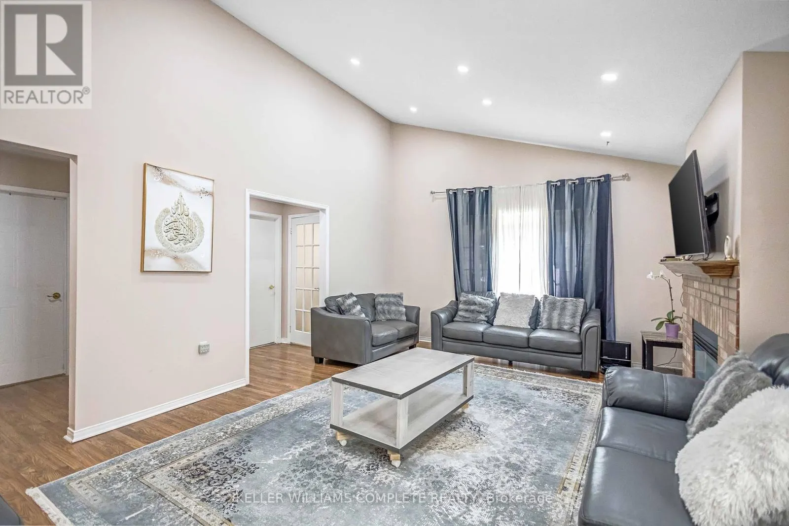 375 SILVERBIRCH BOULEVARD